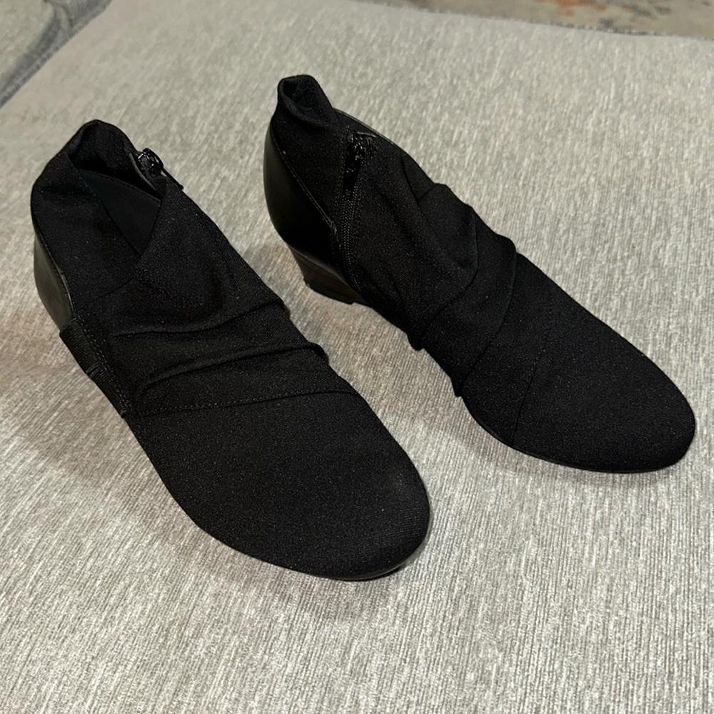 Women’s ankle booties